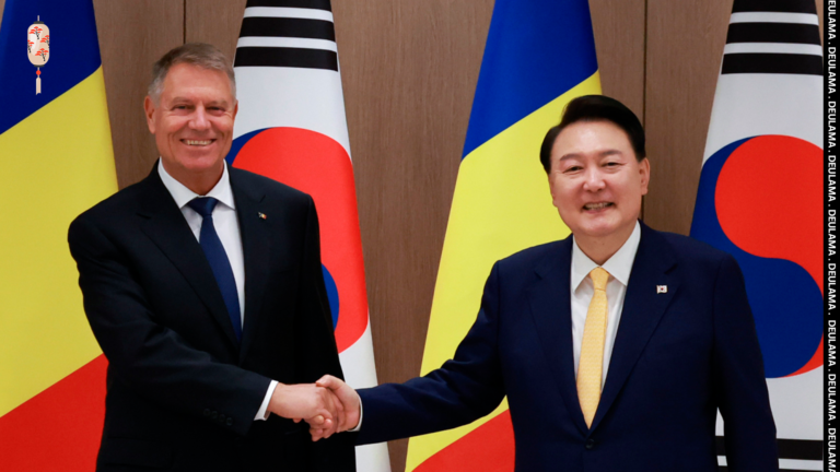 Presidente Yoon Suk Yeol da Coreia do Sul e presidente Klaus Iohannis da Roménia