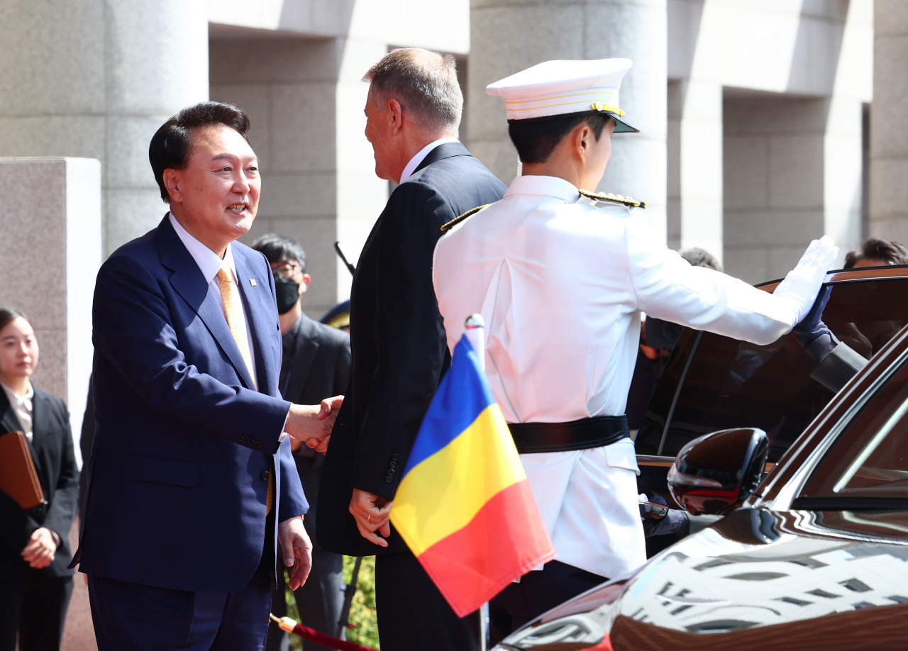 Presidente Yoon Suk Yeol da Coreia do Sul e presidente Klaus Iohannis da Roménia
