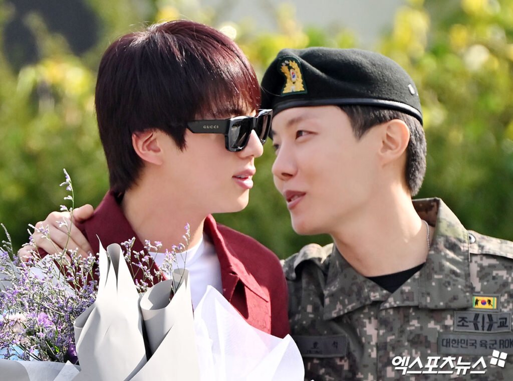 J-Hope do BTS na sua dispensa militar ao lado de Jin