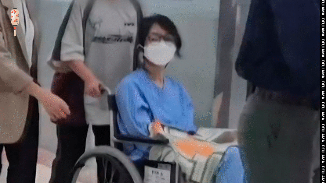Kim Keon Hee, ex-primeira-dama, é vista em cadeira de rodas com tornozeleira eletrônica